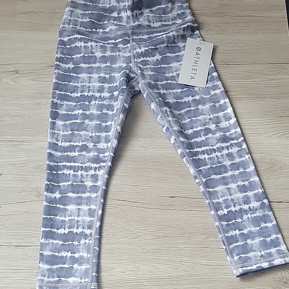 Athleta Gray and White Capris with Stretchy Fabric and Unique Pattern - Picture 2 of 5